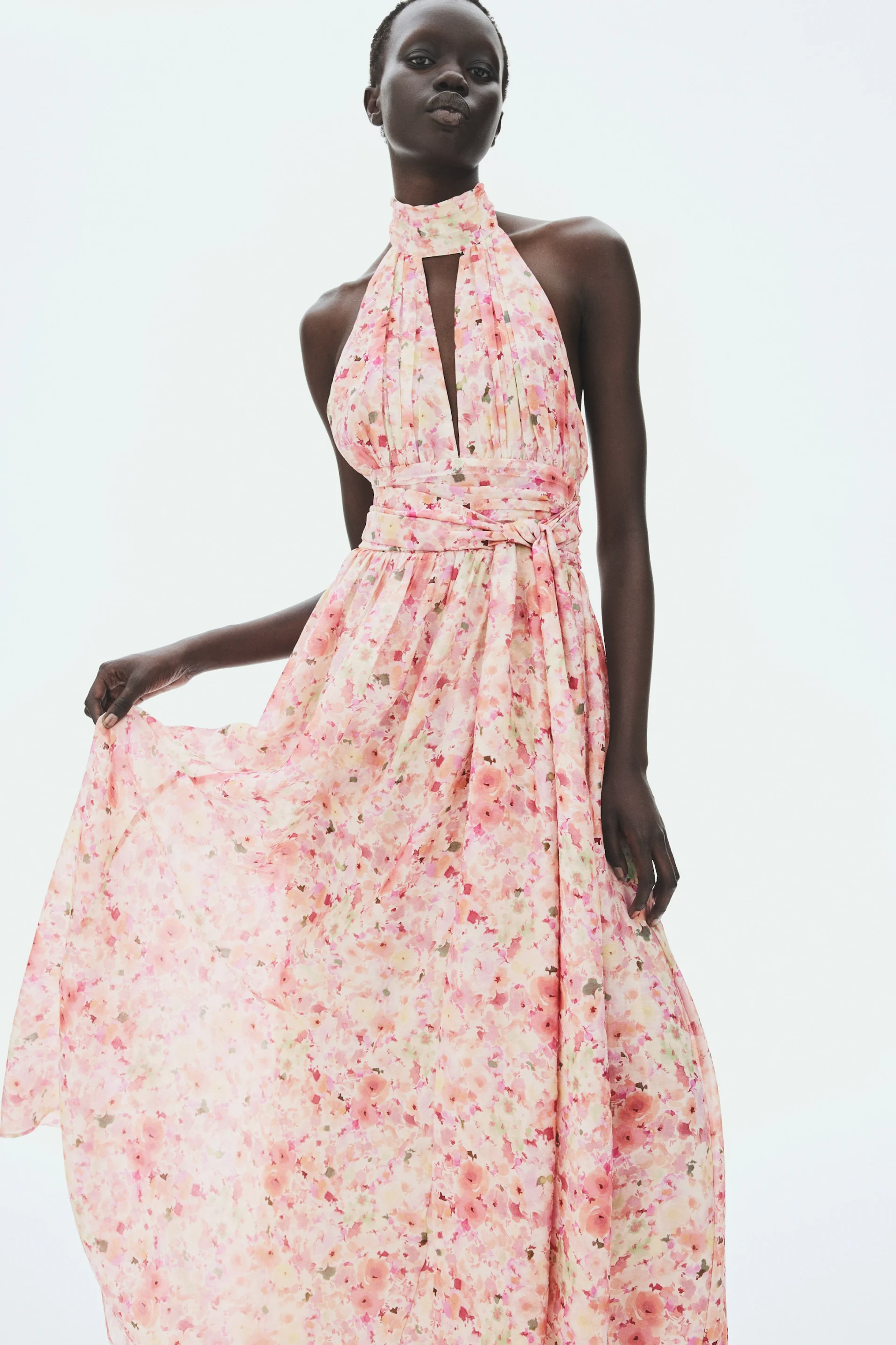 Femme avec belle robe rose d'été